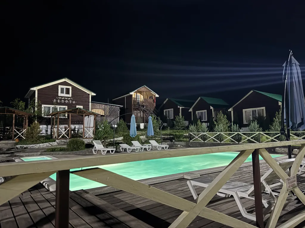 Дом деревянный и кусочек леса под окном