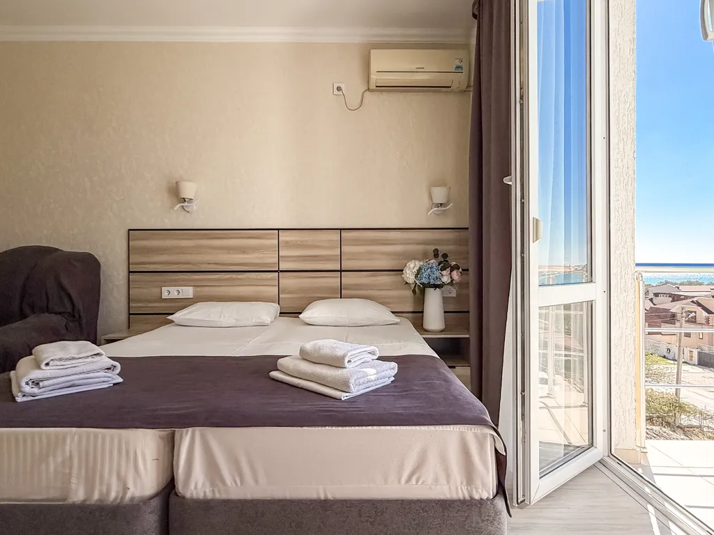 Трёхместный номер с балконом, завтрак, подогрев бассейн, 10 минут море