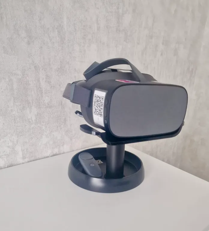 Апартамент с панорамными окнами и очками виртуальной реальности