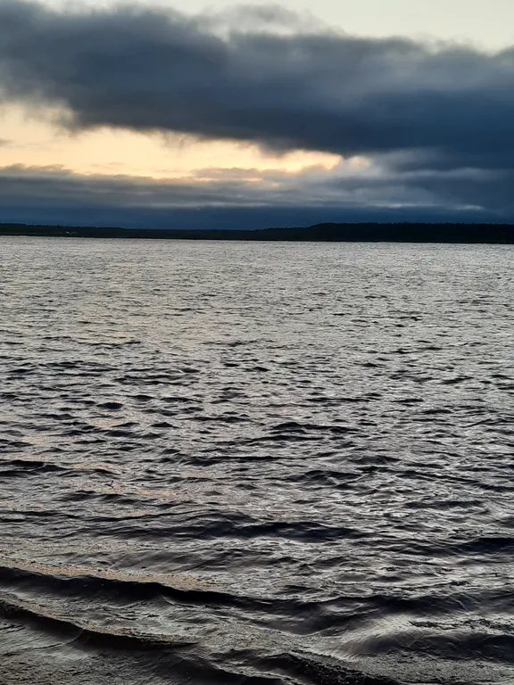 Уютный чистый дом с верандой на берегу реки Варзуга