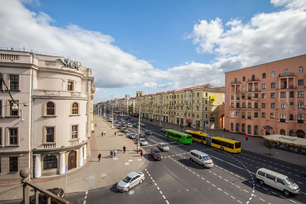 Четырёхкомнатные апартаменты на главном проспекте города