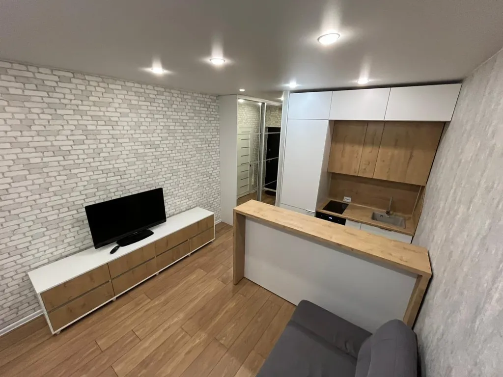 Студия в новом доме возле кадетского училища