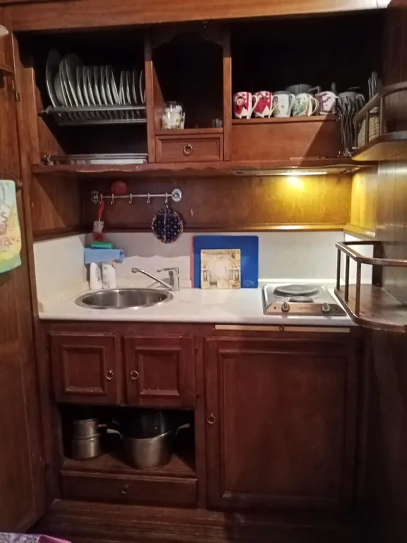 Деревянный домик с соломенной крышей и русская баня