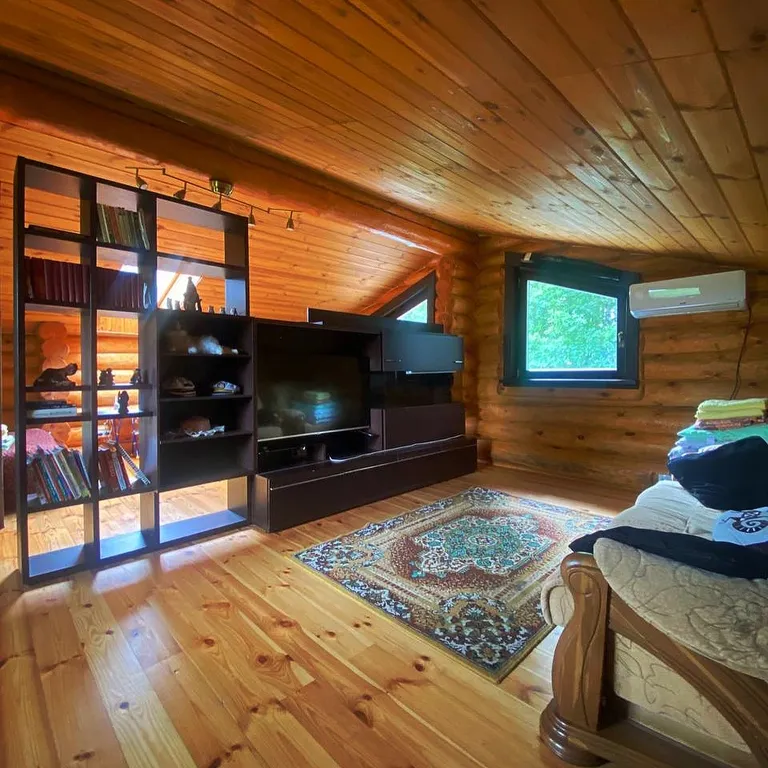 Дом на берегу реки с баней