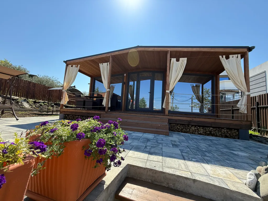 Коттедж с баней и бассейном и видом на море и аэропорт — аренда посуточно в Черешня