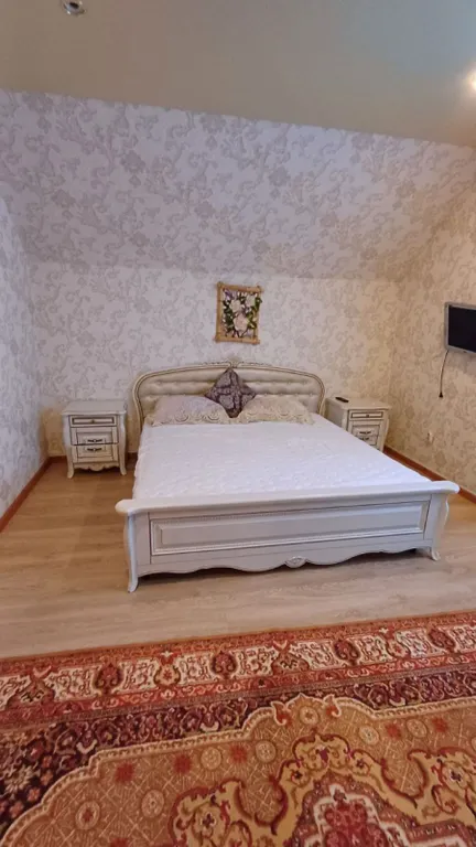 Деревянный дом в горах с видом на море