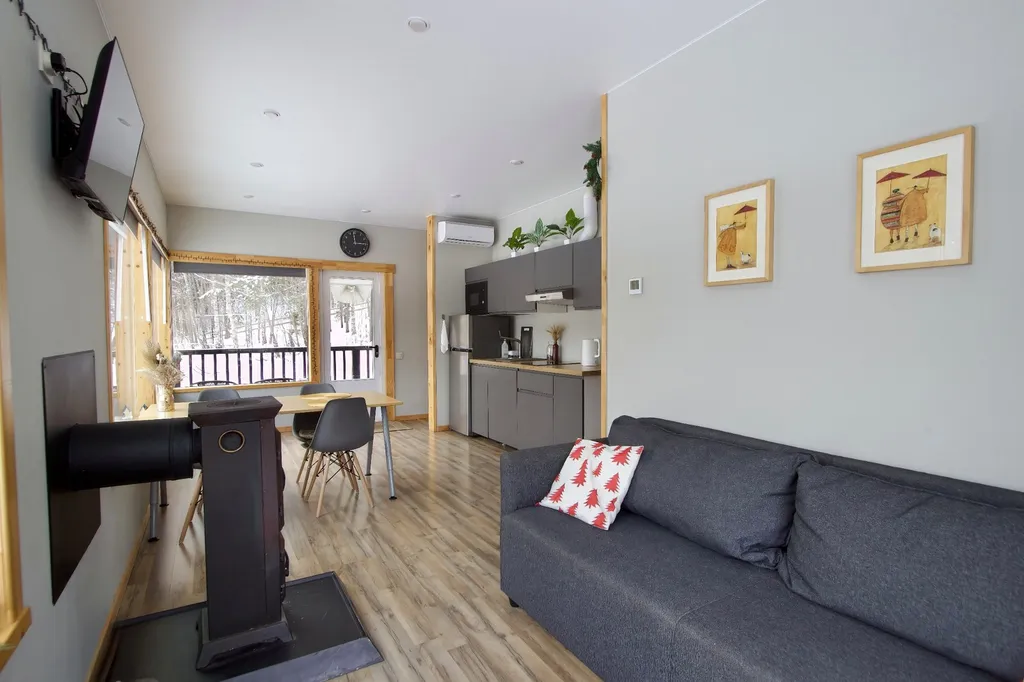 Домик в диком лесу на берегу реки