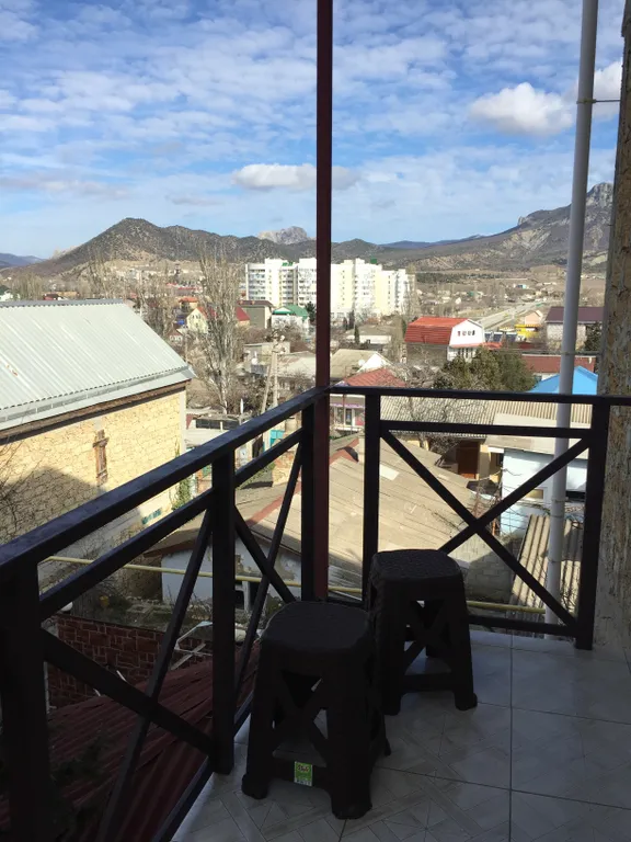 Четырёхместный номер  люкс с балконом с видом на город и горы