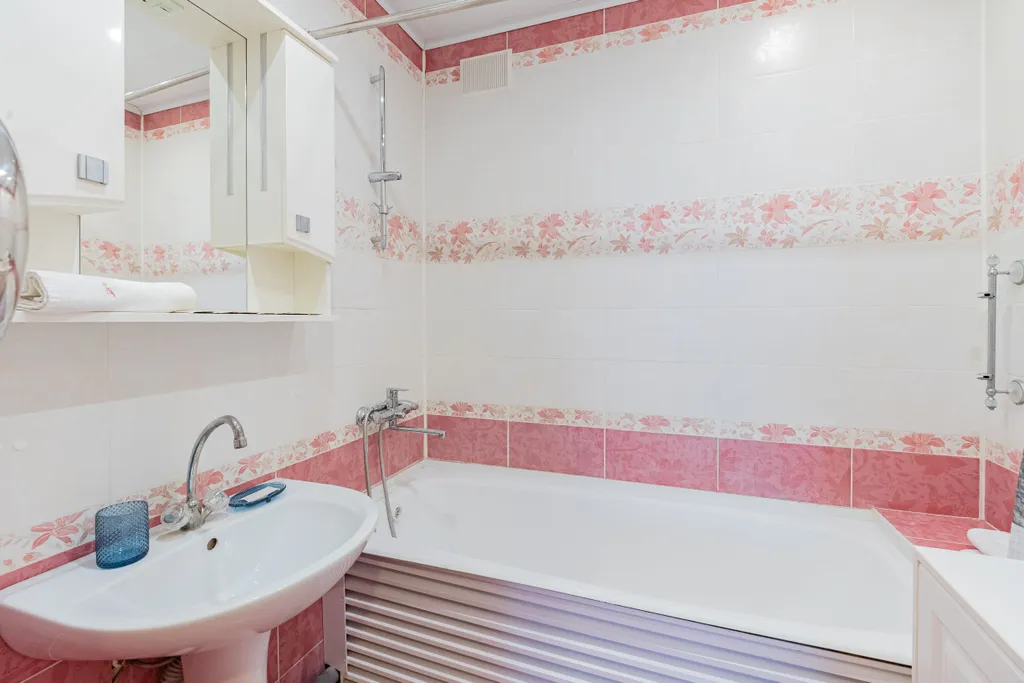 Просторная квартира с камином