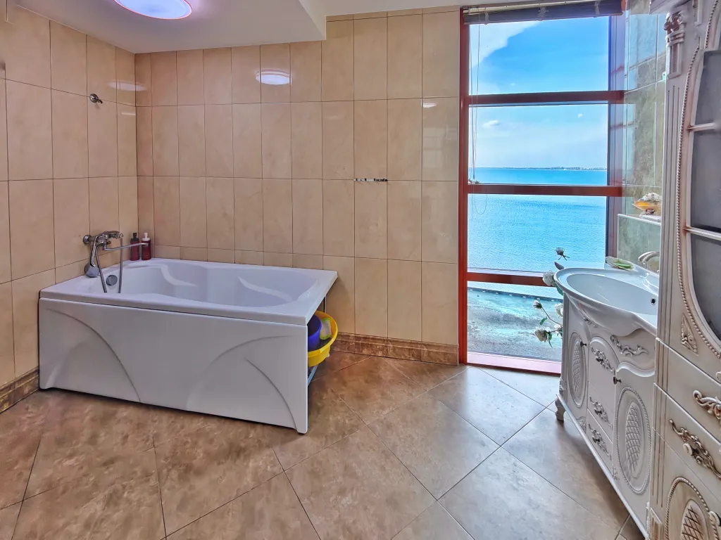 Шикарная видовая квартира в Золотой Бухте