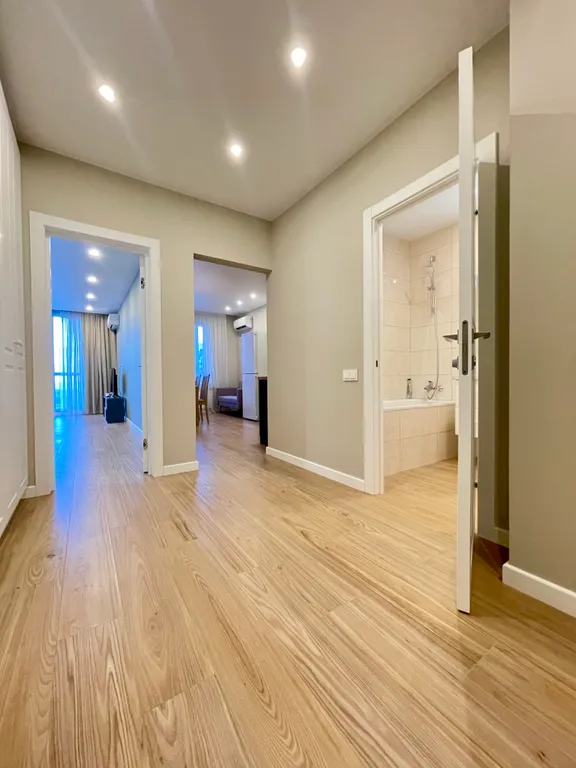 Новая квартира с кроватью возле панорамного окна, высокий этаж