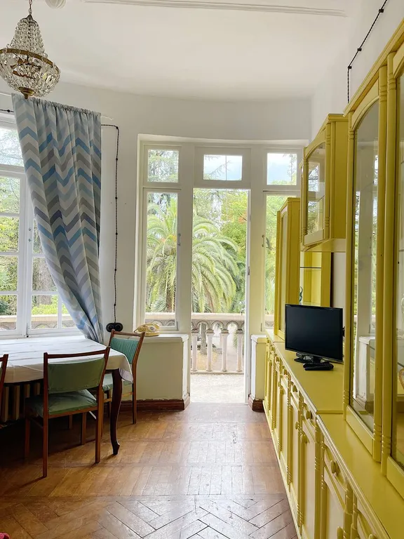 Апартаменты в сталинском доме с панорамным балконом у берега моря