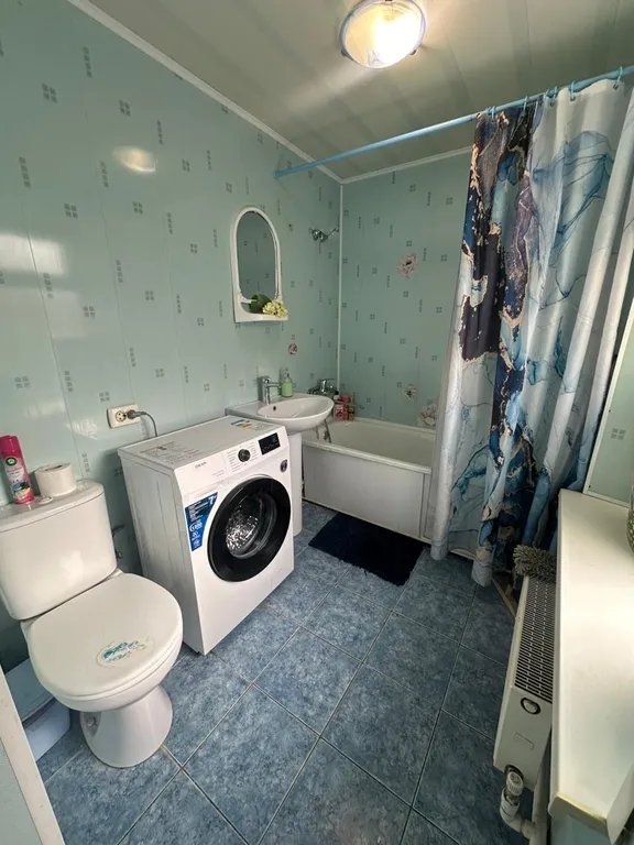 Дом в центре города у моря с парковкой и с садиком