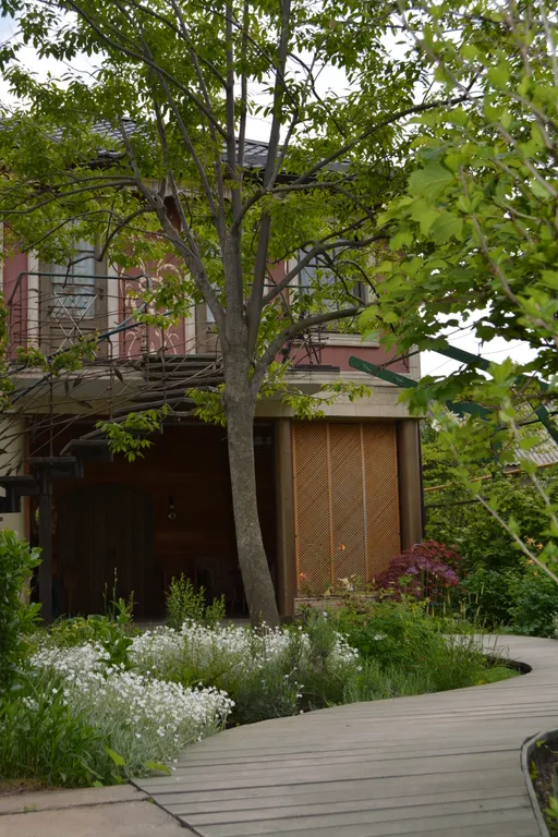 Дом с верандой в саду