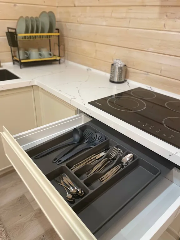 Просторный дом в стиле барнхаус с террасой й и чаном