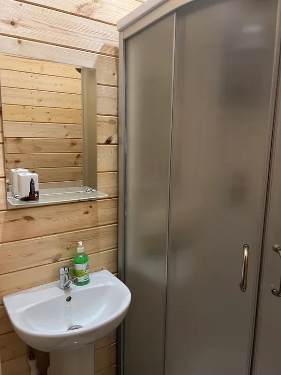 Барн хаус с видом на речку и бассейном