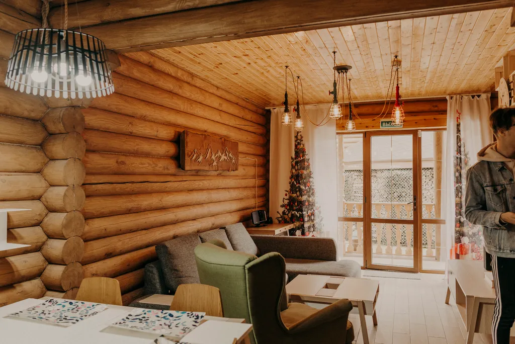 Дом напротив подъемника курорта Красная поляна с видом на горы