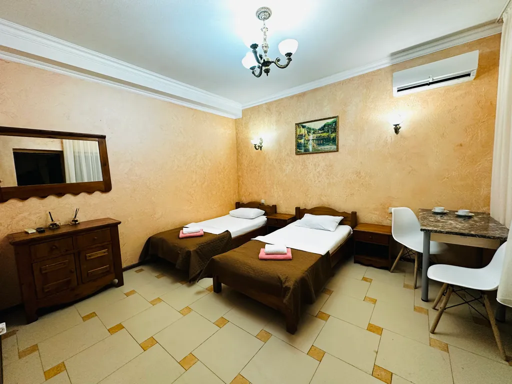 Квартира Квартира Уютные номера на 1 этаже в гостевом доме Эльбрус на 1 линии в Адлере — Адлер