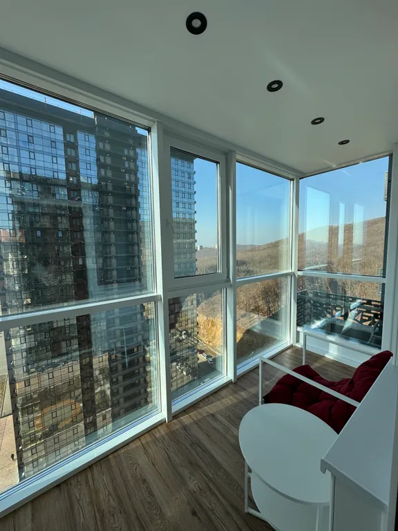 Квартира в стиле лофт с отдельной спальной зоной и гардеробной