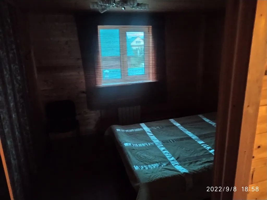 Дом рядом с озером и рекой