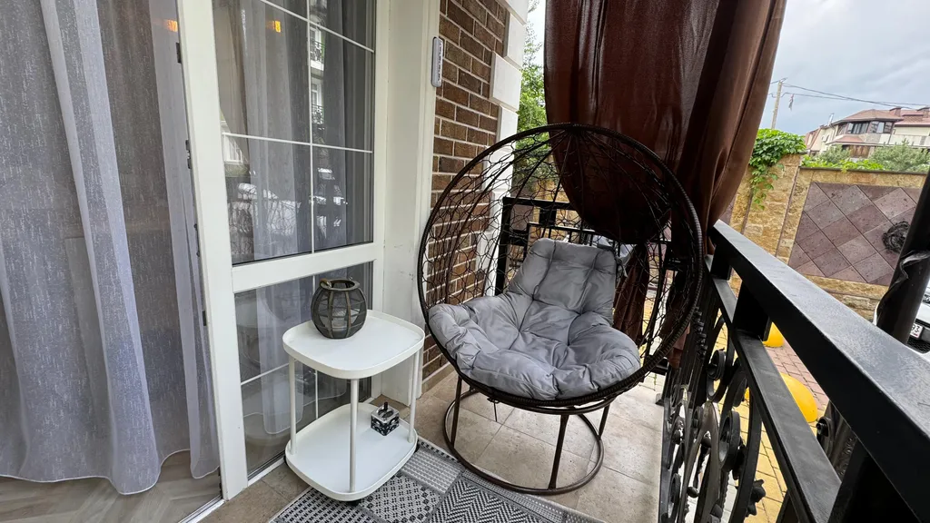 Евротрехкомнатный апартамент с балконом на первой линии