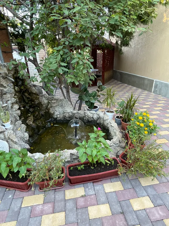 Четырёхместный номер  люкс с балконом с видом на город и горы