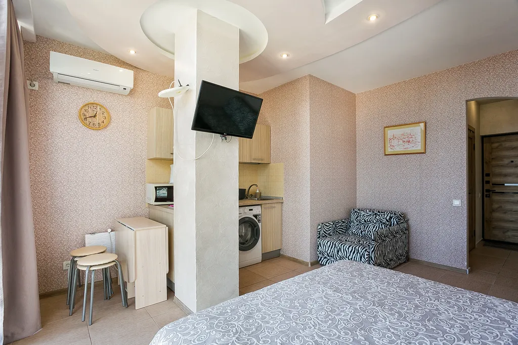 Светлая видовая квартира-студия под горой Кошка