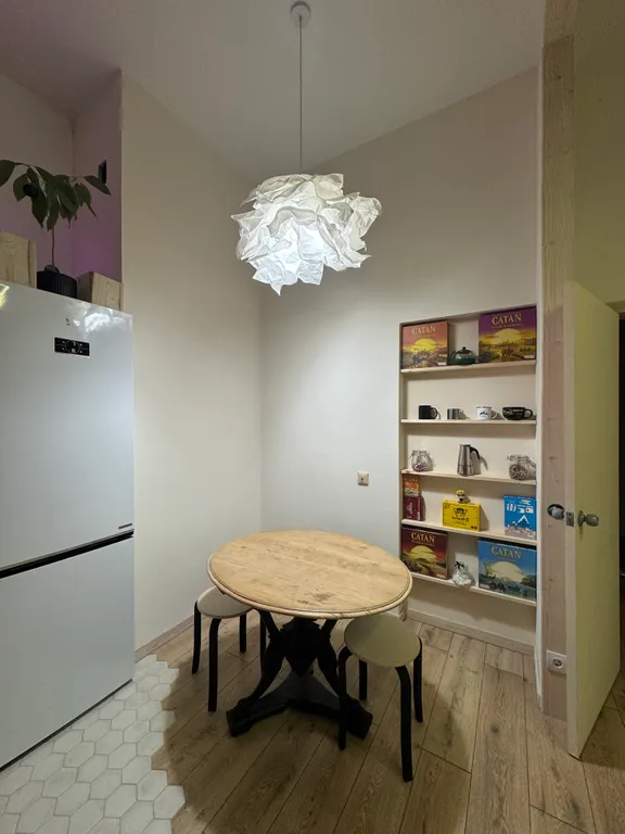 Двушка с антресольным этажом с проектором