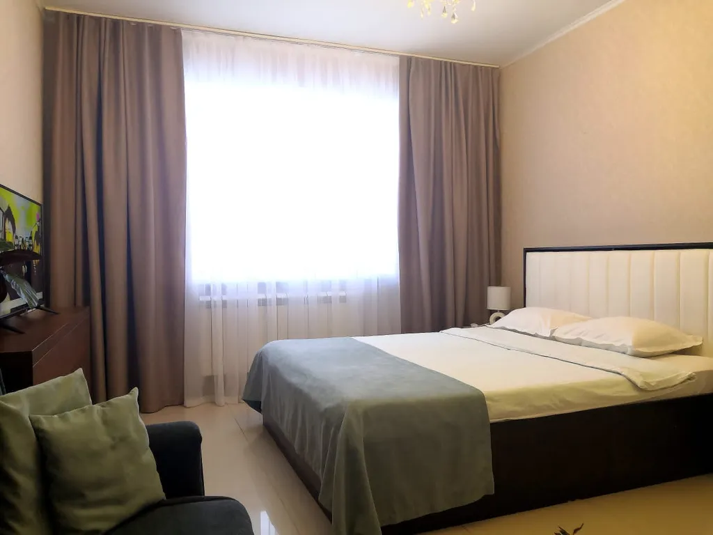 Напротив ледового дворца на набережной в элитном доме