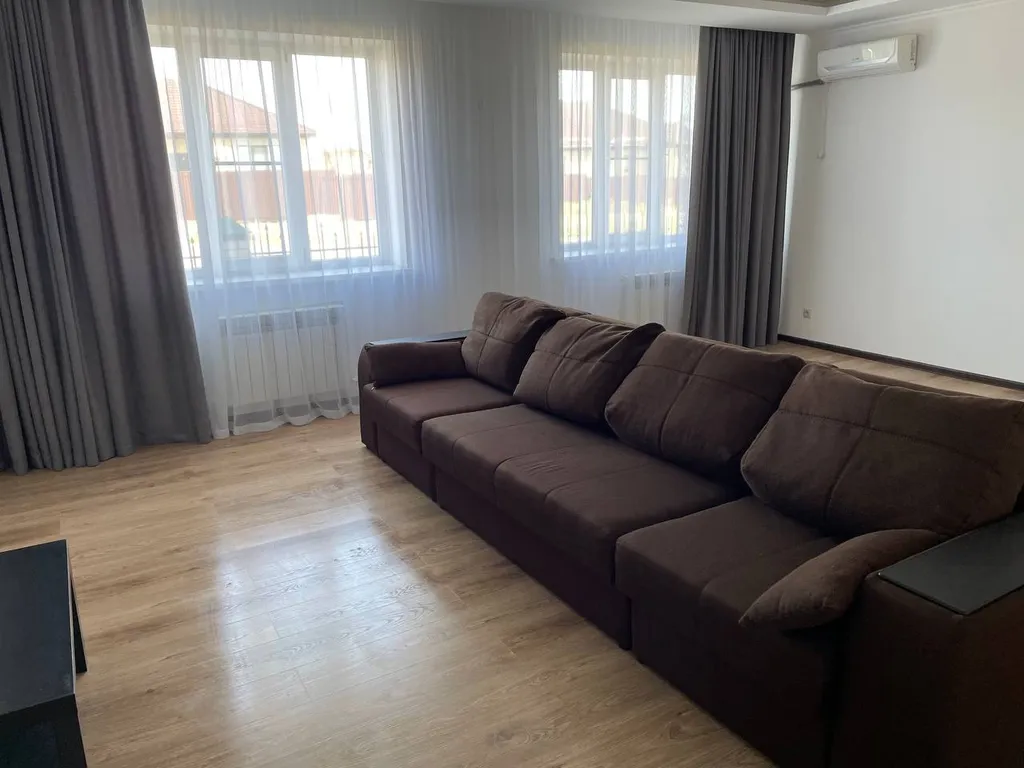 Коттедж Просторный трёхкомнатный дом — Элиста