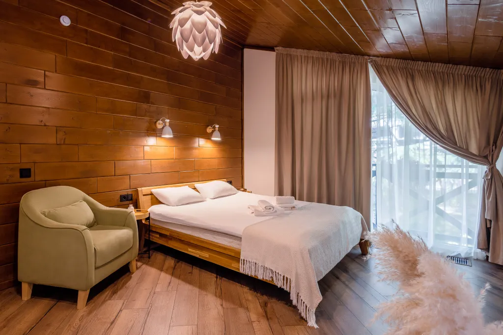 Дом у сквера в центре Поляны