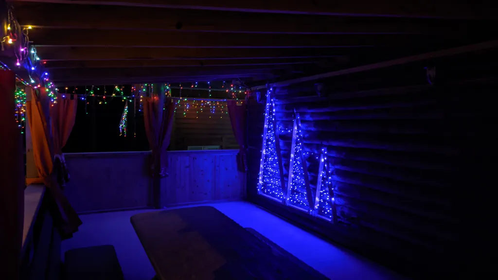 Дом Феникс в лесу