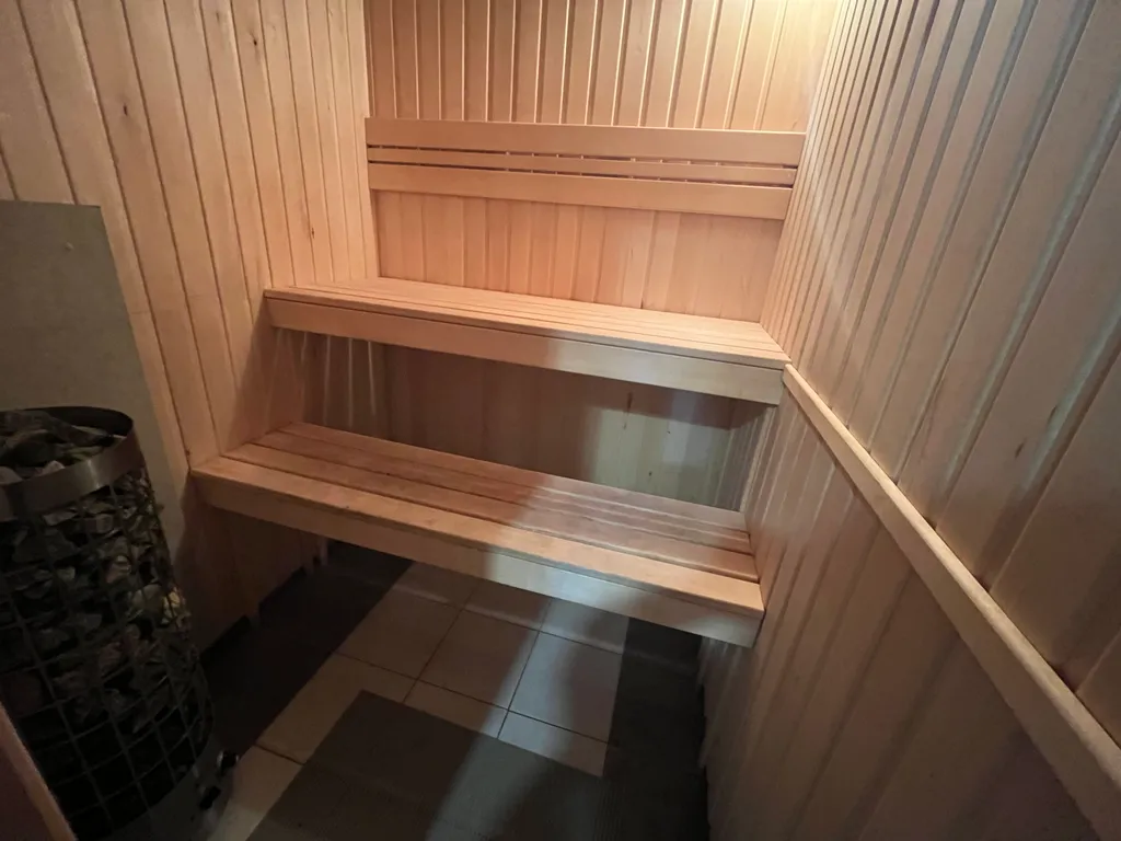 Коттедж 4+2 с сауной на берегу медного озера