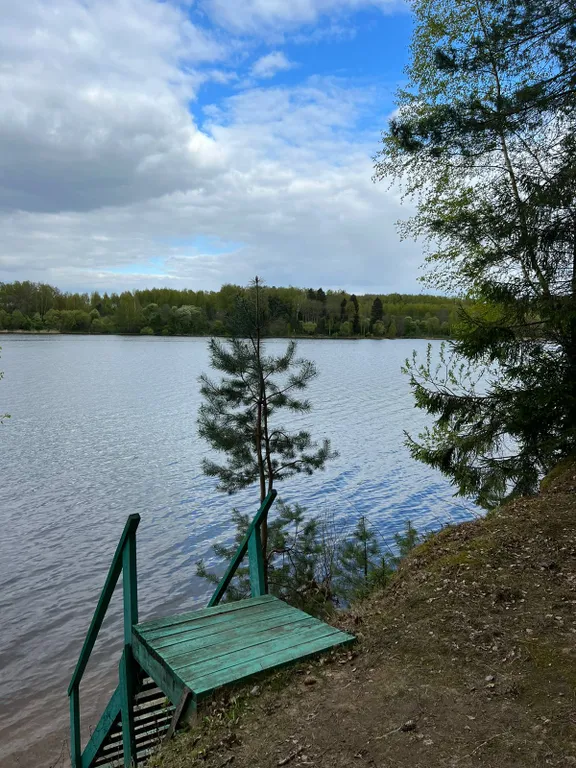 Дом на территории охотничьего хозяйства рядом с водохранилищем