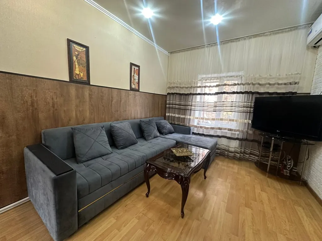 Дом в центре города у моря с парковкой и с садиком