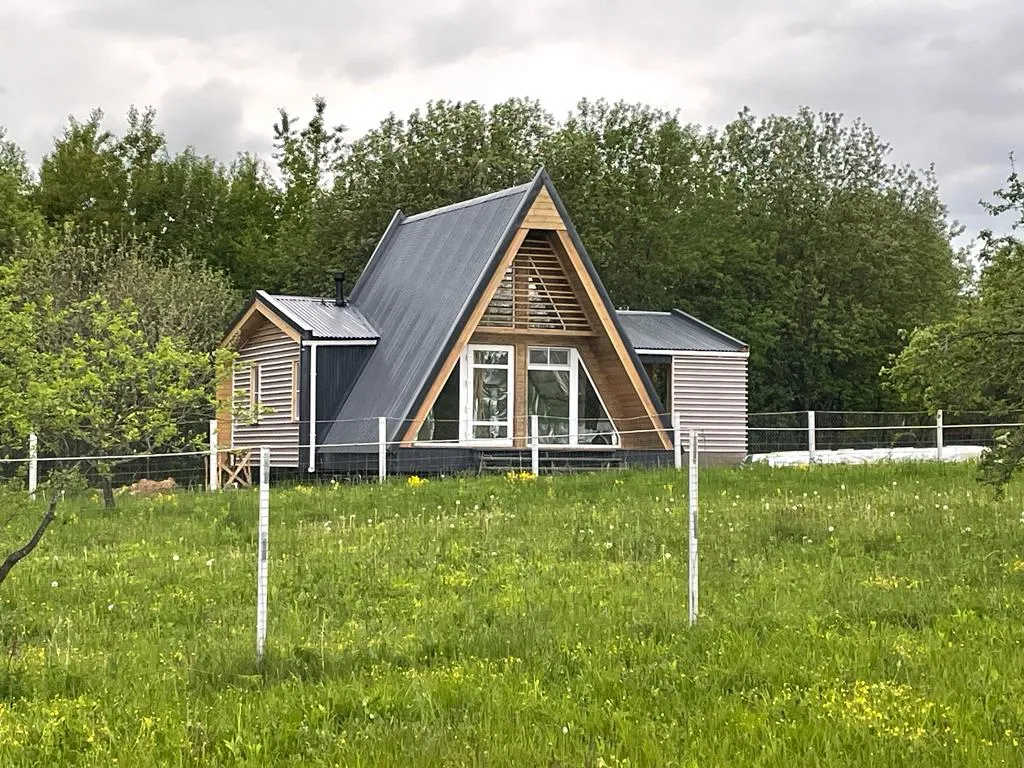 Дом в тишине леса и полей