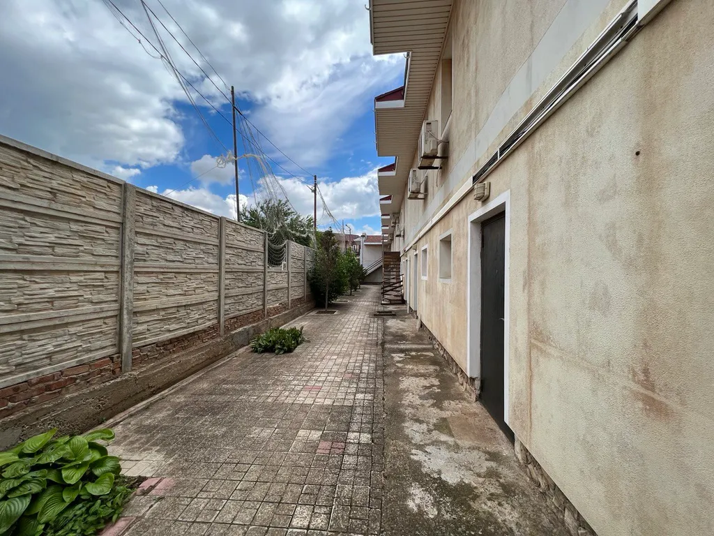 Двухэтажный эллинг на берегу моря