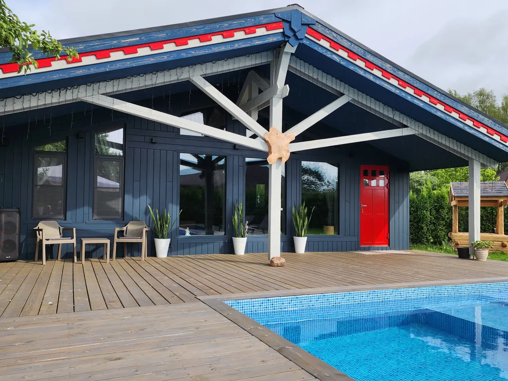 Дом с бассейном, в деревне