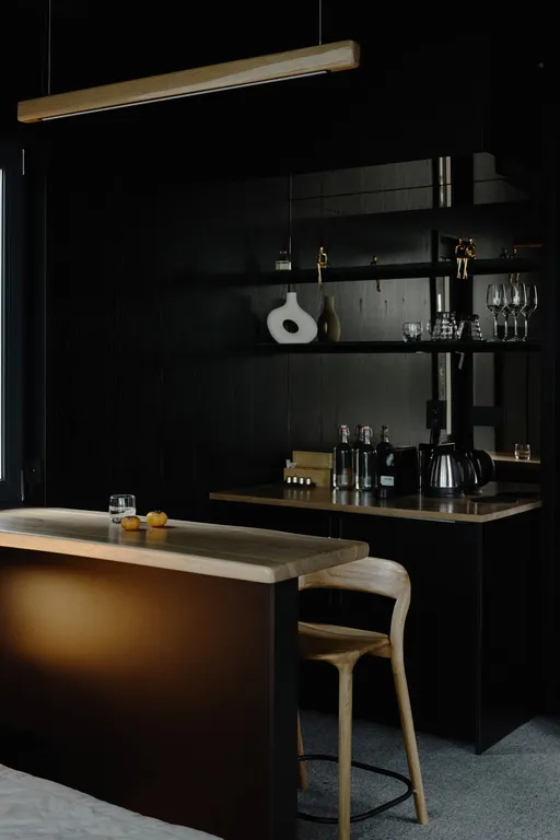 Дом на скале с панорамными окнами на реку Вуоксу