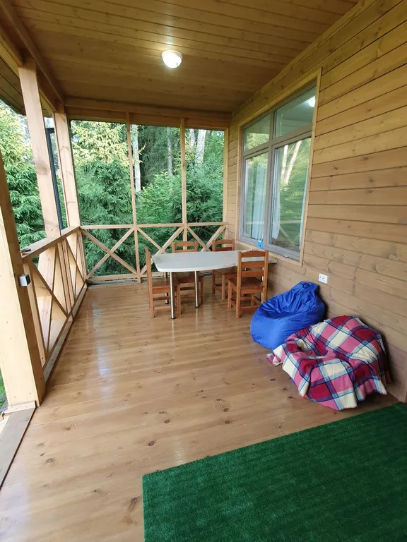 Уютный дом в лесу рядом с речкой