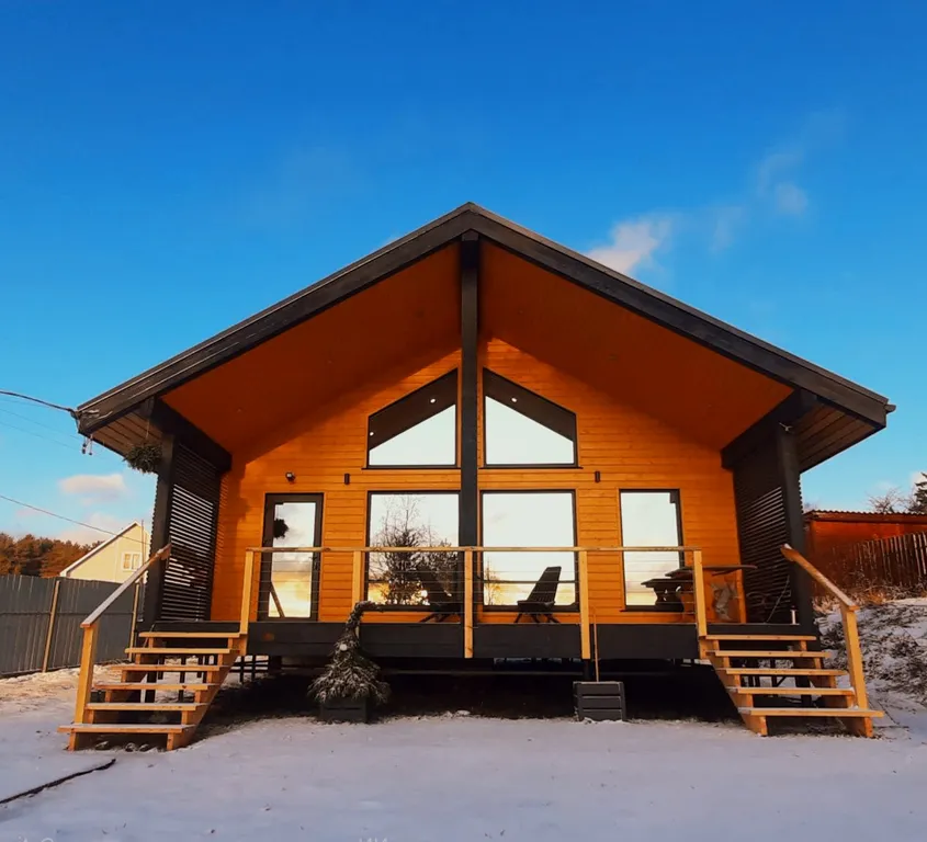 Дом с панорамными окнами и видом на озеро