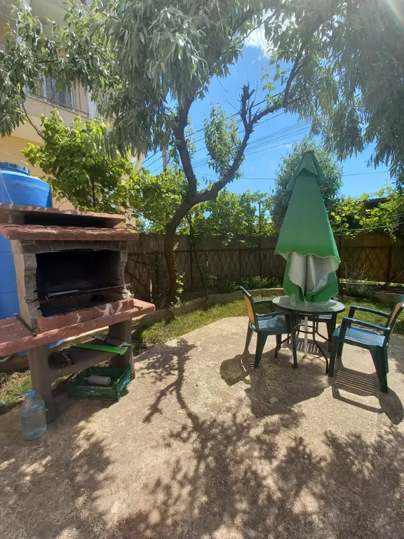 Часть дома с зеленым двориком на Косе у моря