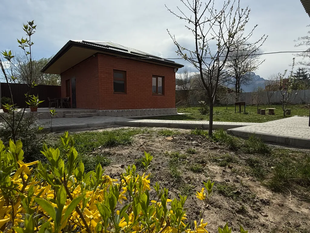 Новый дом в тихом месте недалеко от центра города