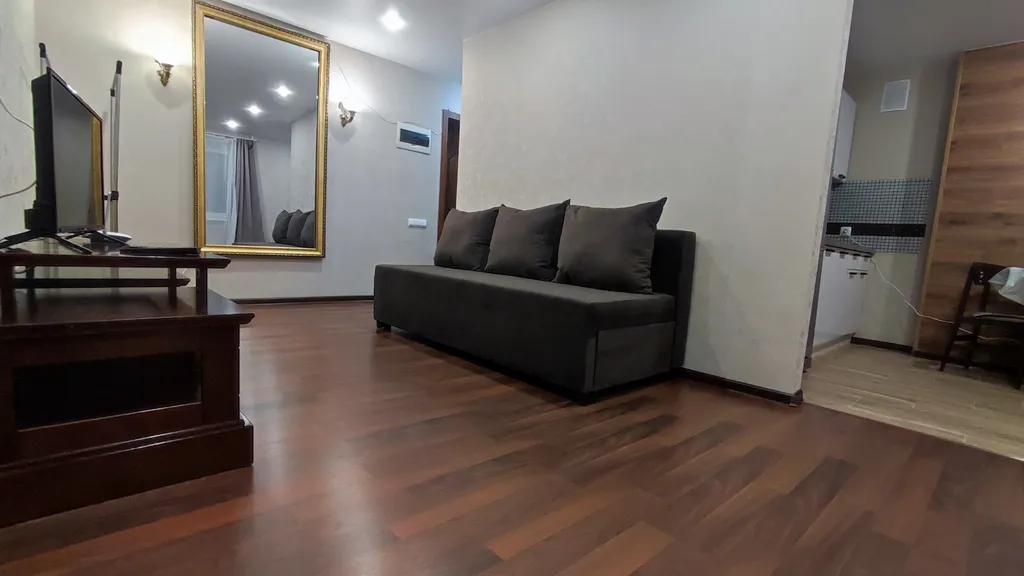 Двухкомнатная квартира в историческом центре города, голубой огонёк — аренда посуточно в Омск