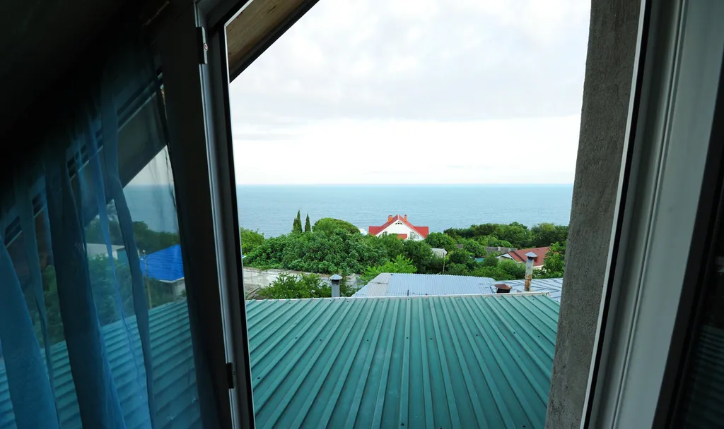 Дом с балконом, видом на море у пляжа и Воронцовского дворца
