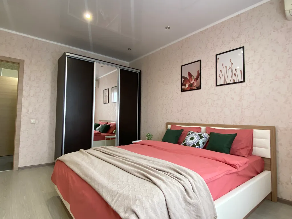 Квартира с уютным балконом и большой кроватью