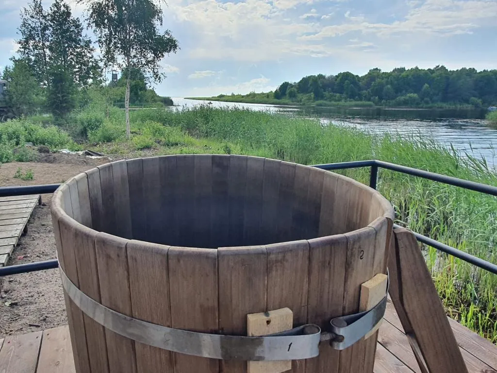 Дом с террасой на берегу реки Кобонка