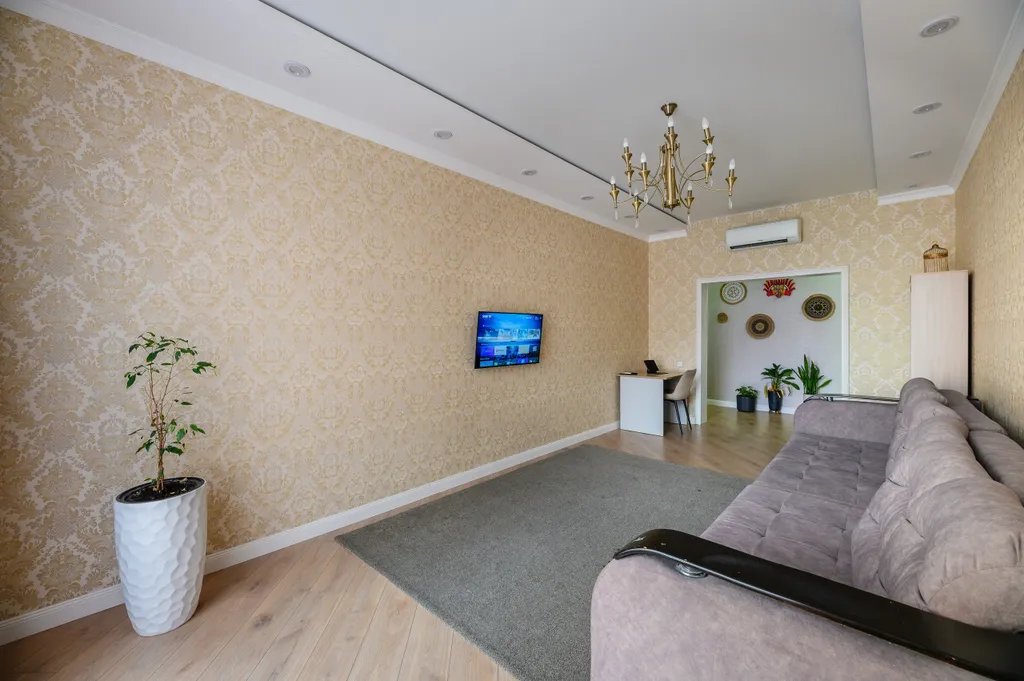 Трехкомнатная квартира с видом на горы в центре города