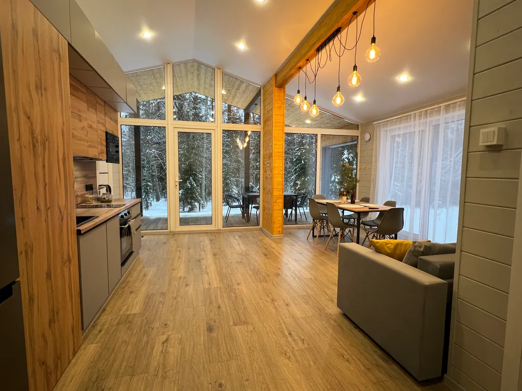 Дом с панорамными окнами в лес