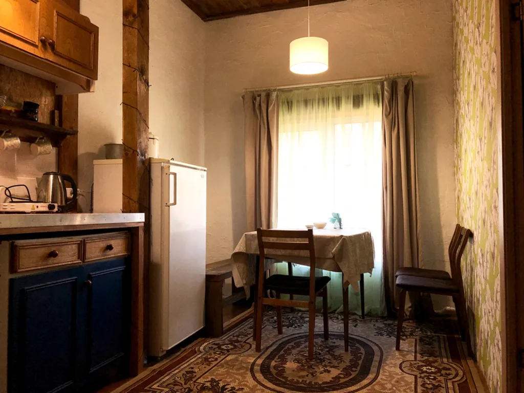 Этника. Трехместная комната рядом с видом на лес.